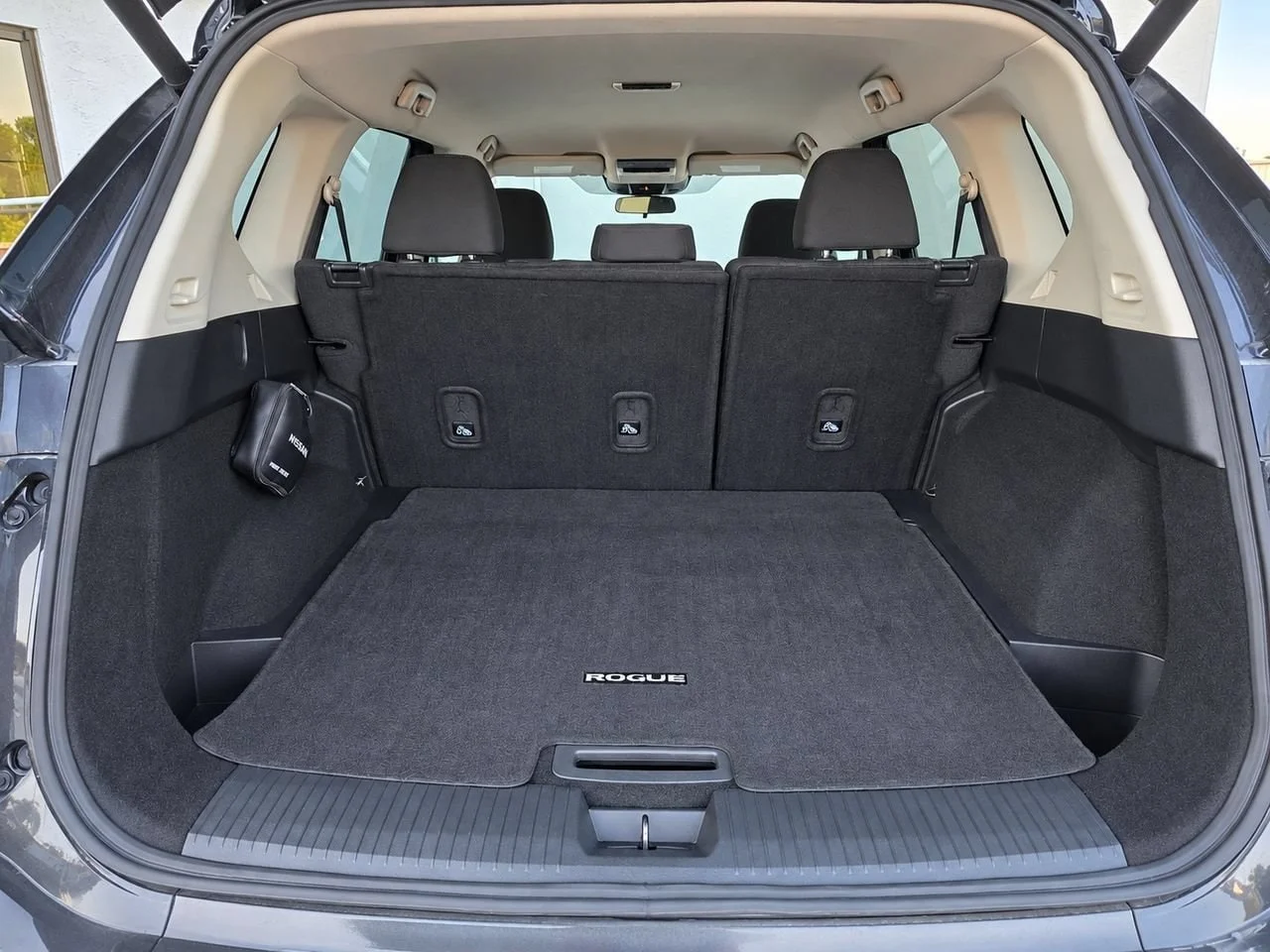 Used 2025  Nissan SV image 34