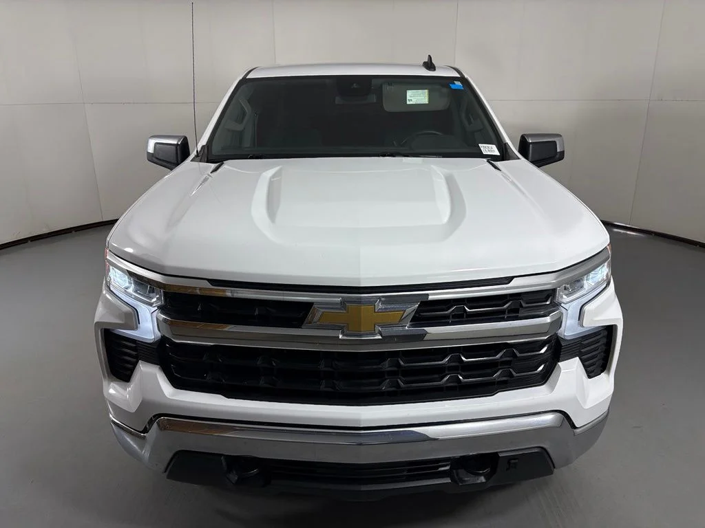 Used 2022 White Chevrolet LT image 4