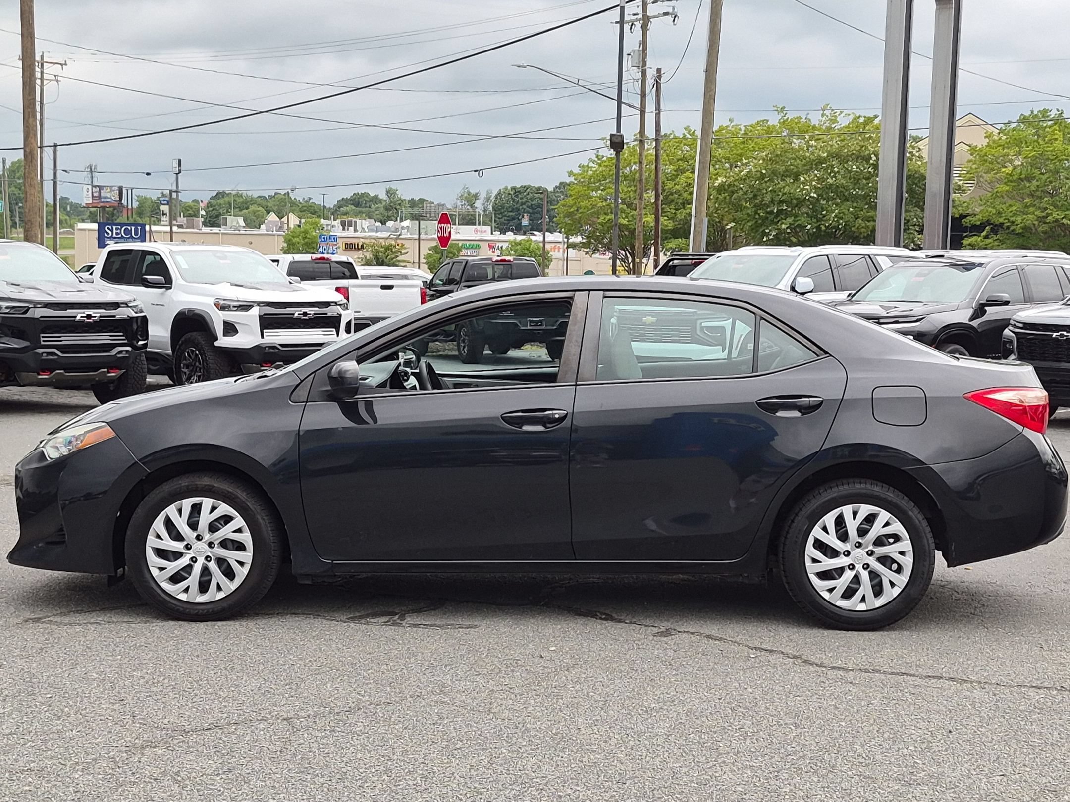 Used 2018  Toyota L image 2