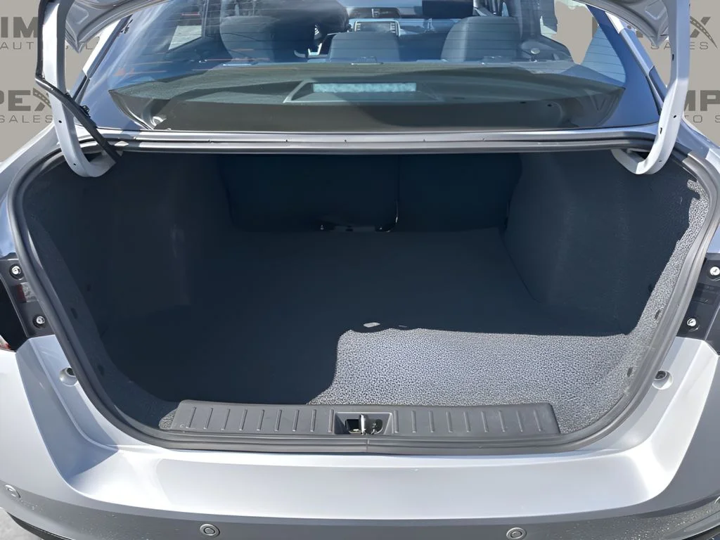 Used 2025 Silver Nissan 1.6 SV image 25
