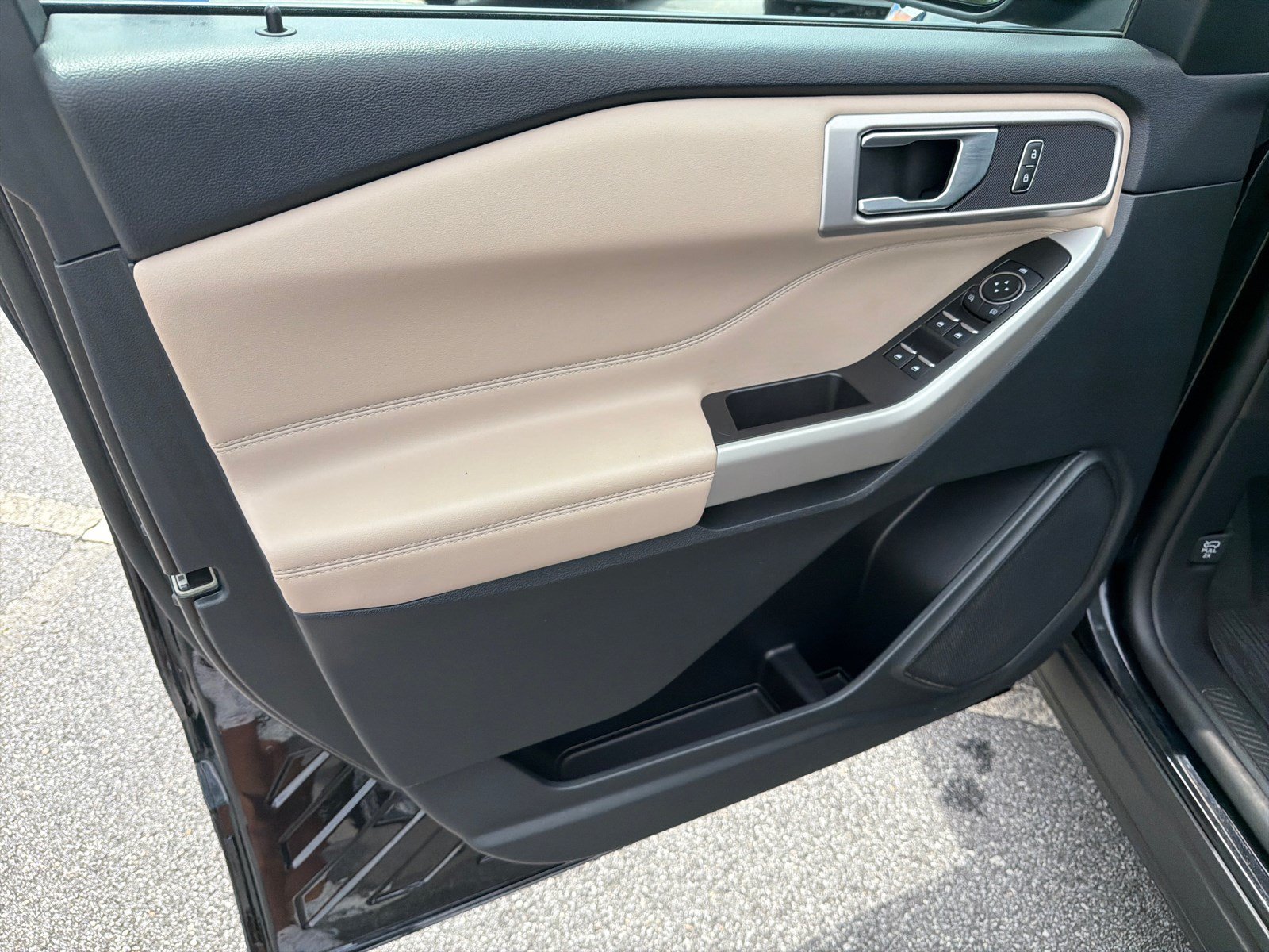 Used 2023 Agate Black Metallic Ford XLT image 10