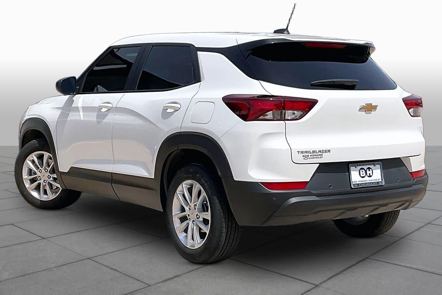 Used 2025 Summit White Chevrolet LS image 12