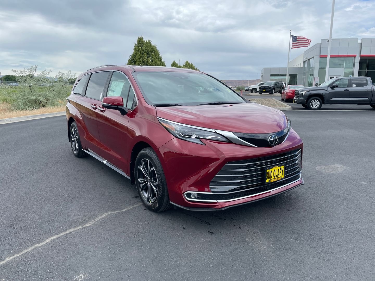 2026 Toyota Sienna Platinum 7-Passenger Hybrid AWD's photo