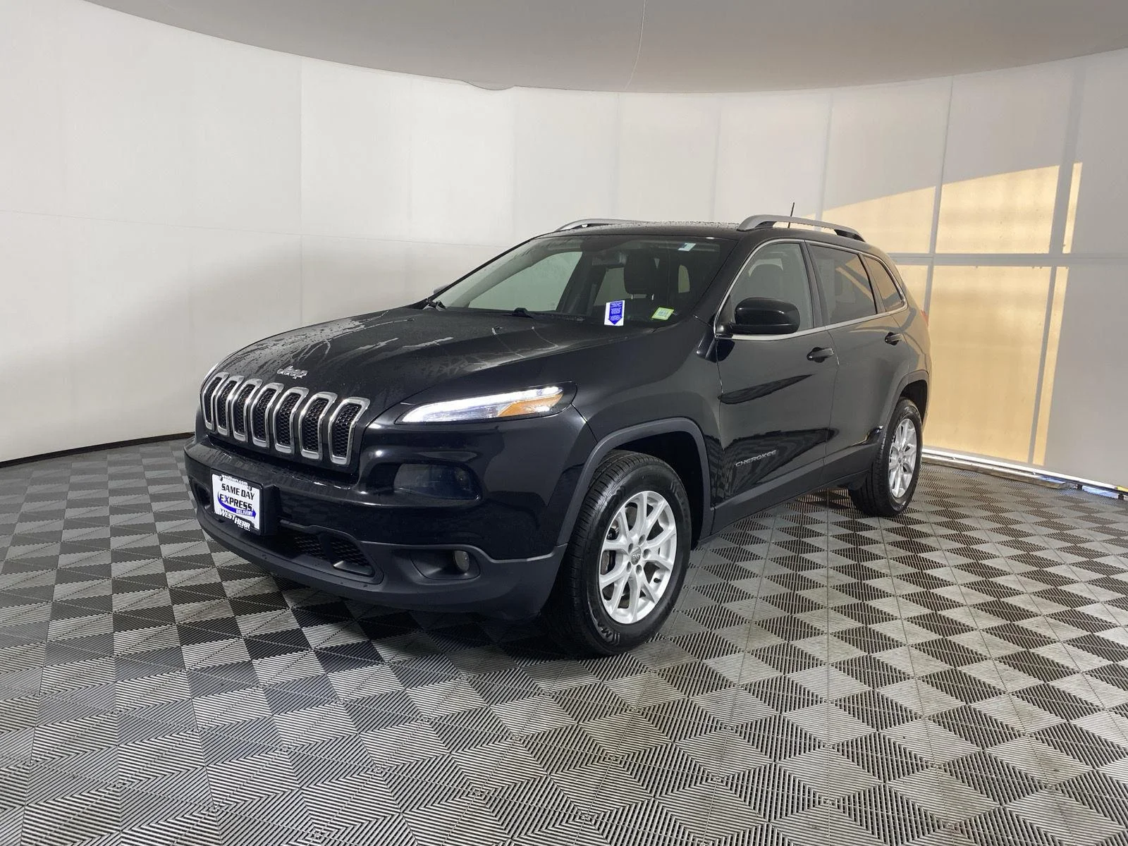 Used 2018 Diamond Black Crystal Pearlcoat Jeep Latitude Plus image 12