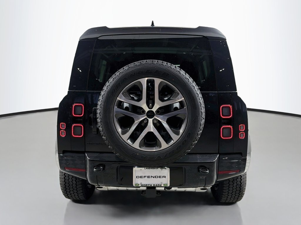 New 2026 Santorini Black Land Rover X-Dynamic SE image 6