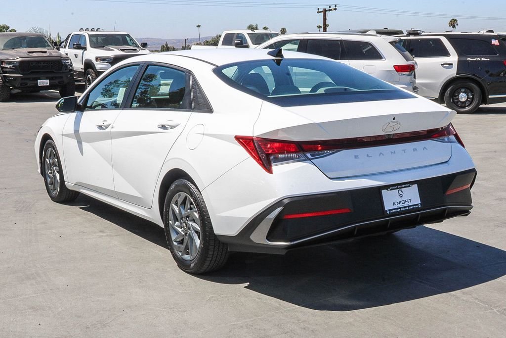 Used 2024 White Hyundai SEL image 7