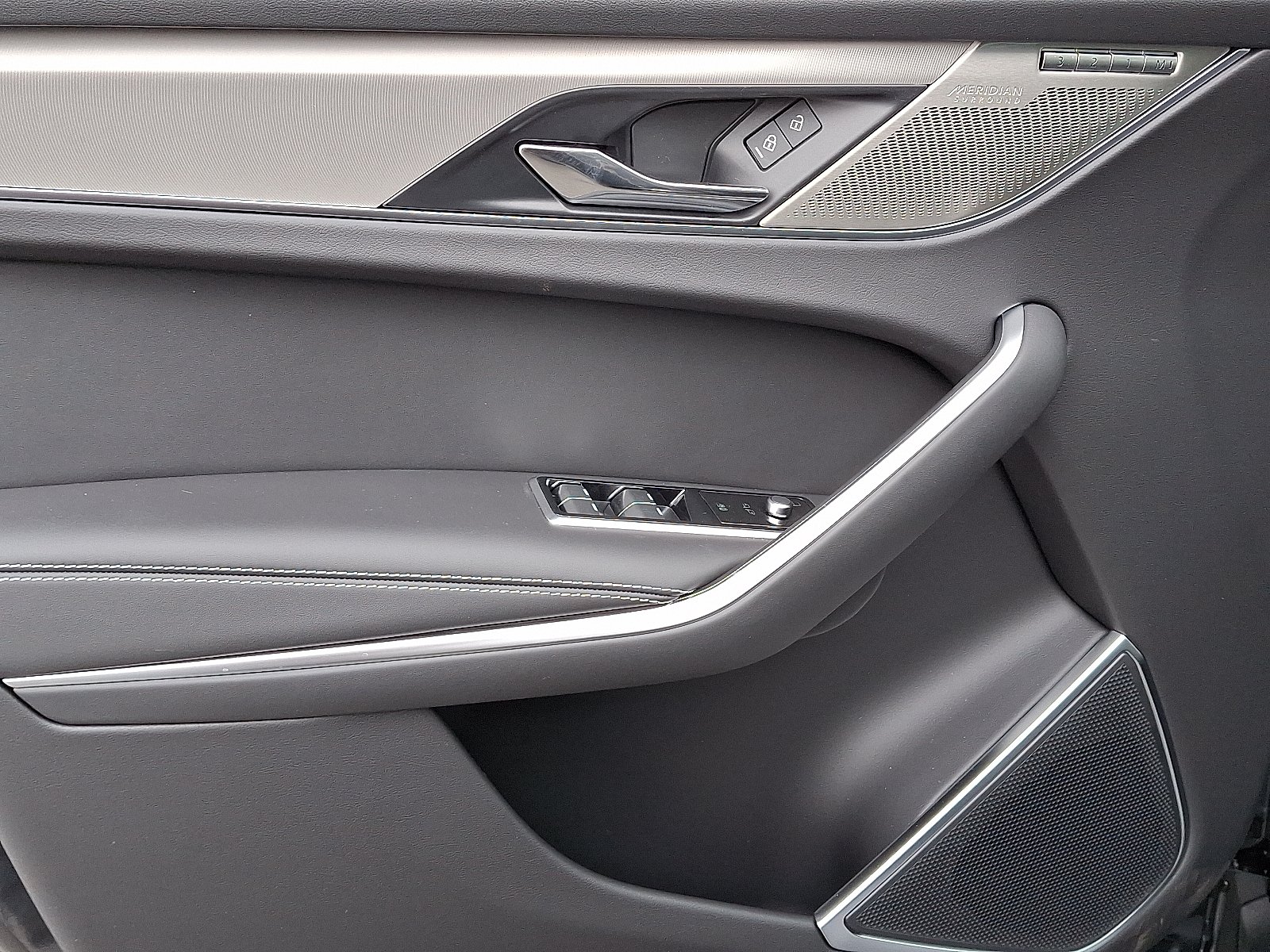 2026 Jaguar F-Pace R-Dynamic S - Photo 10