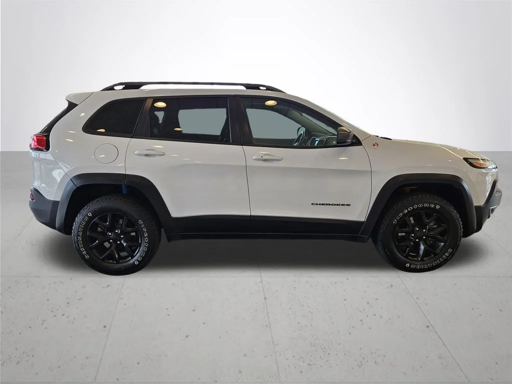 Used 2018 White Jeep Trailhawk image 6