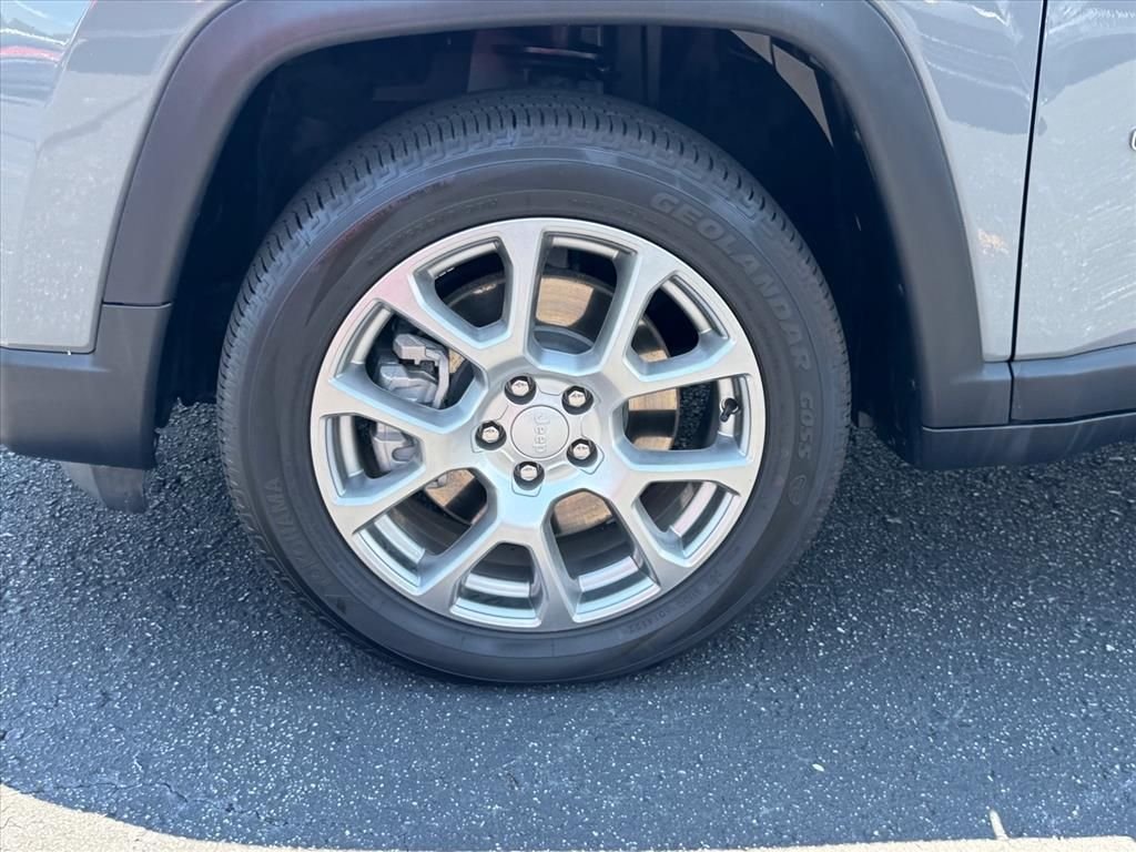 Used 2023 Gray Jeep Latitude Lux image 9