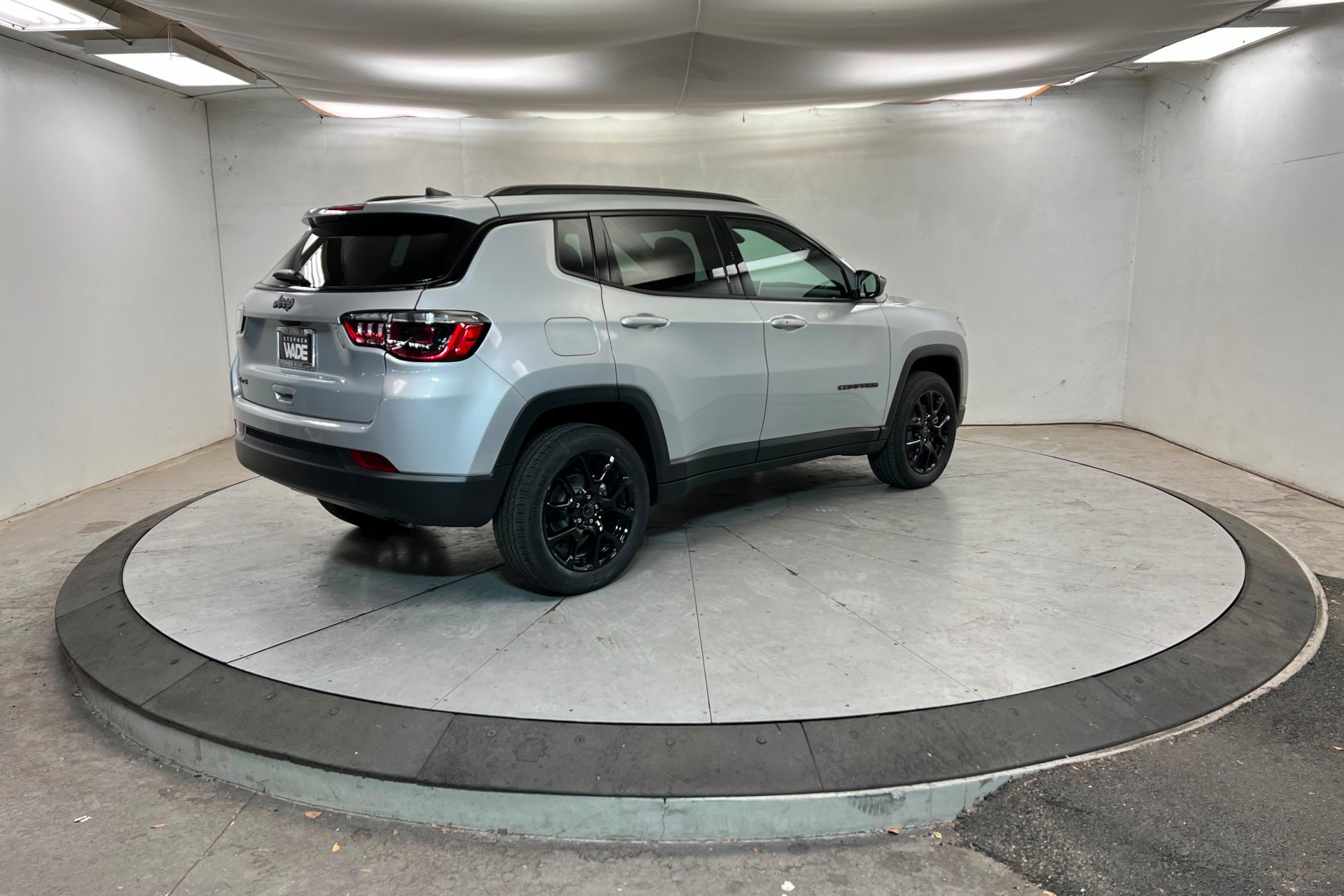 New 2026 Silver Zynith Metallic Clear-Coat Exterior Paint Jeep Latitude Altitude image 6