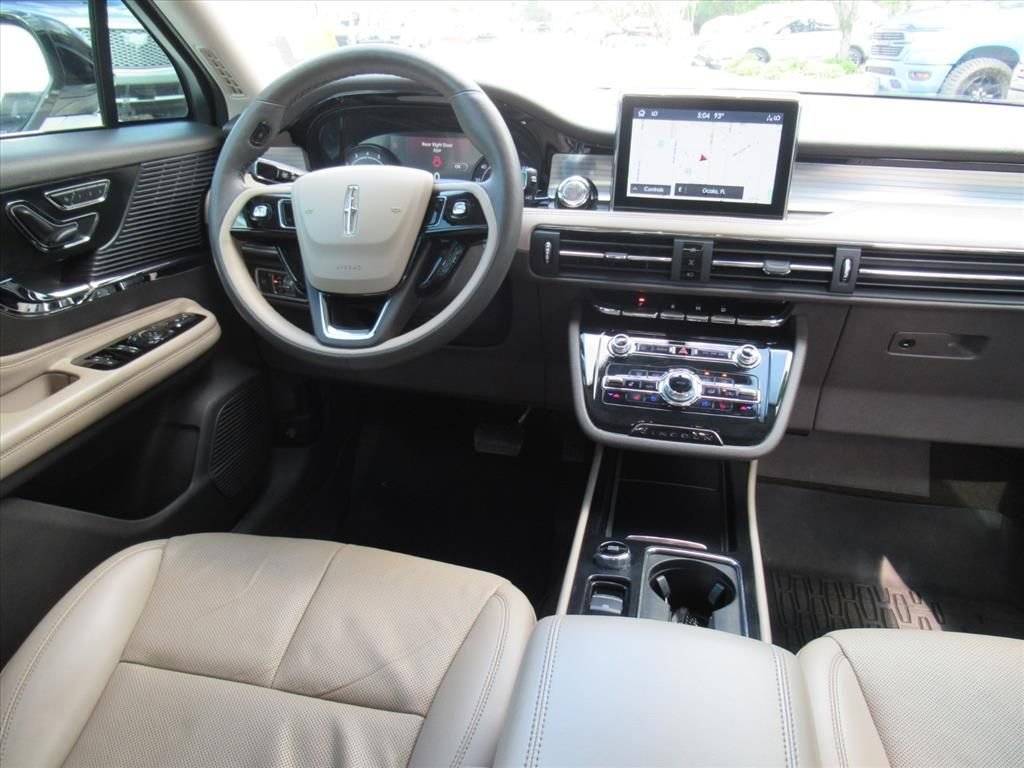 Used 2022 White Lincoln Standard image 13