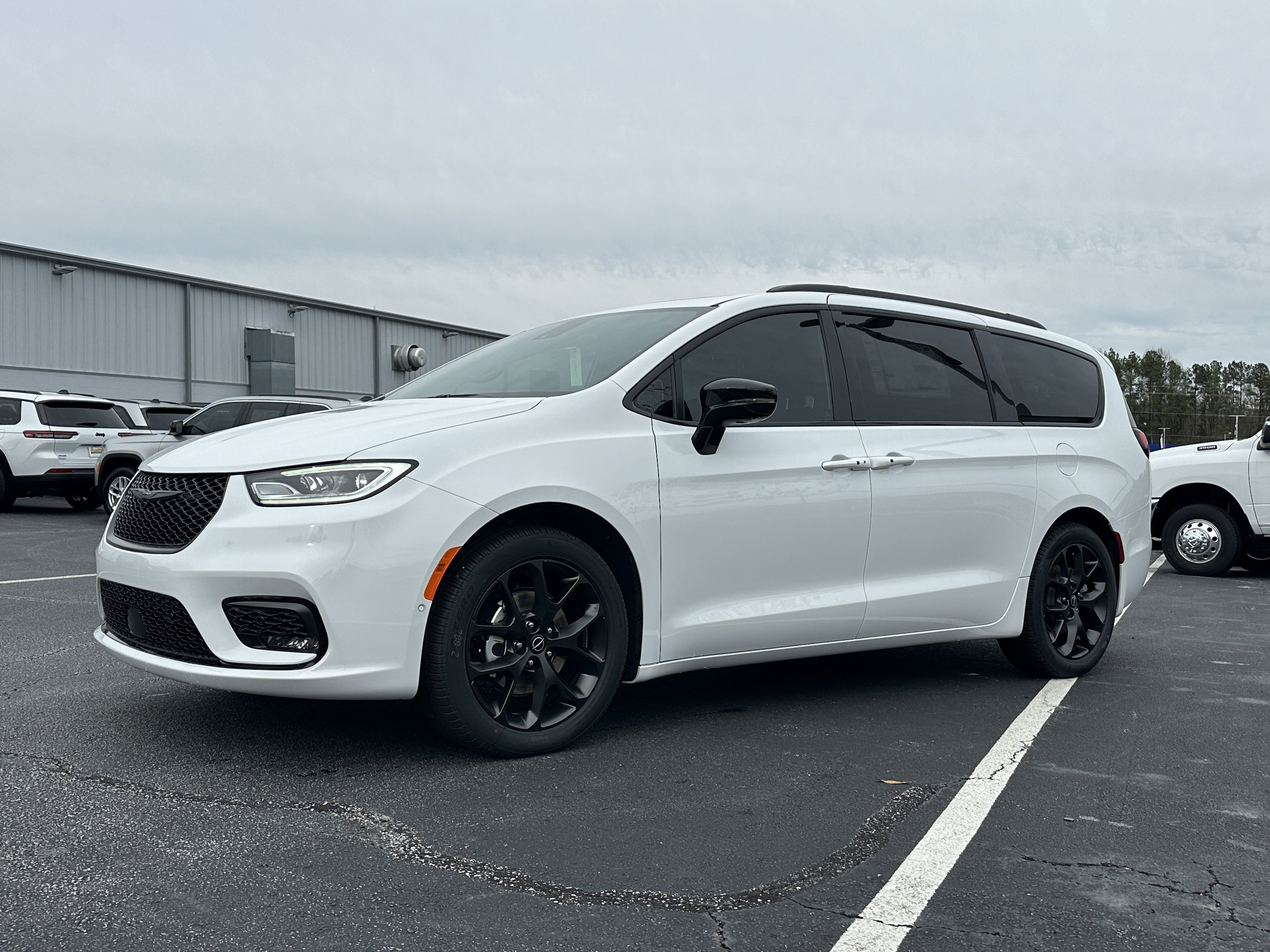 New 2026 Bright White Clear-Coat Exterior Paint Chrysler Limited image 4