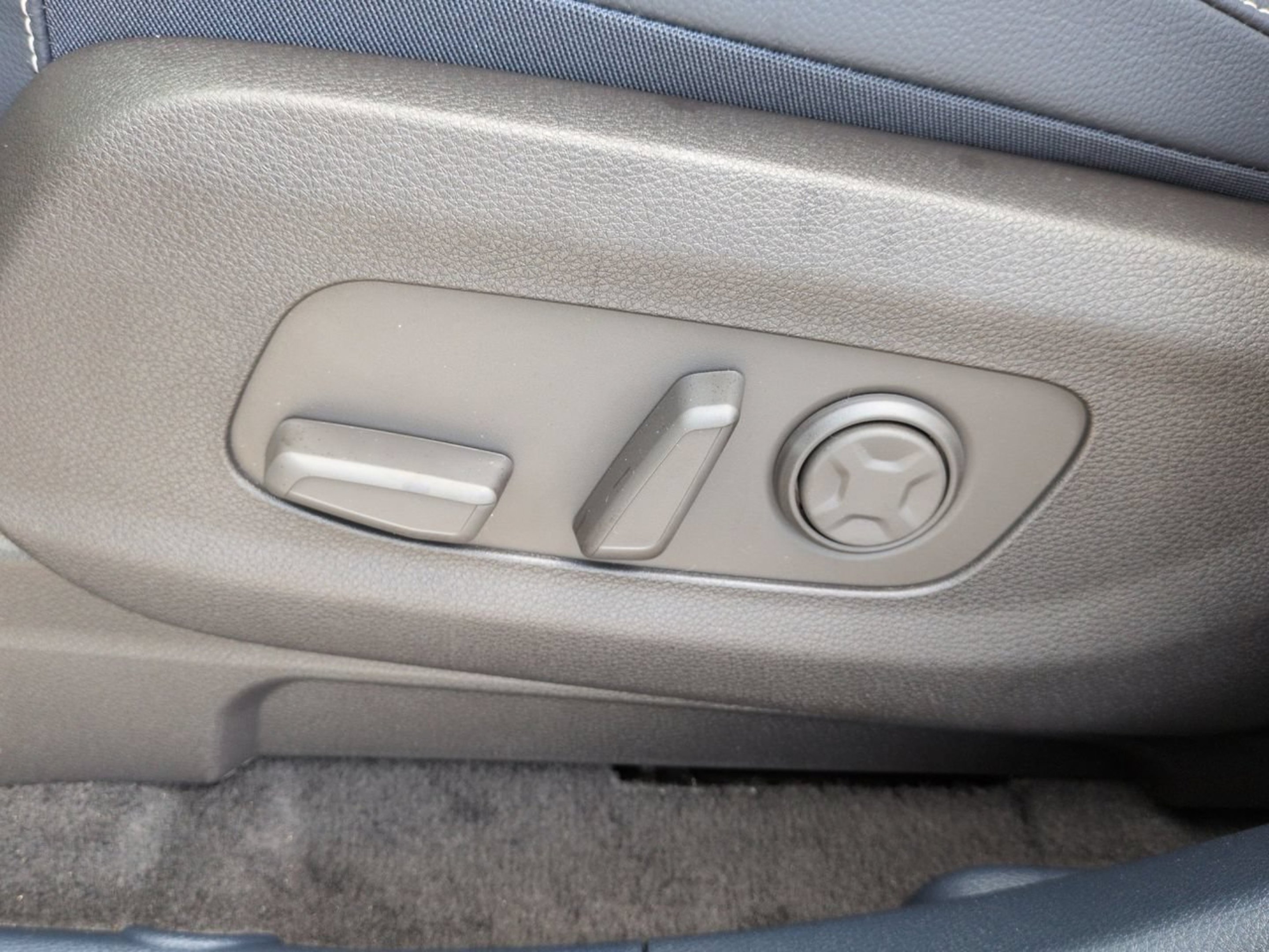 New 2026 Ivory Silver Kia SX Prestige image 23