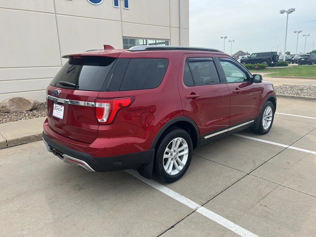 Used 2017 Ruby Red Metallic Tinted Clearcoat Ford XLT image 10
