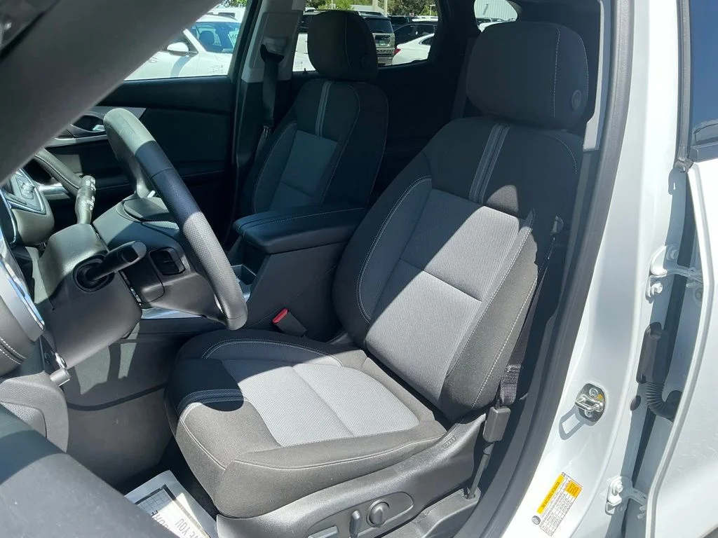 Used 2025 White Chevrolet LT image 25