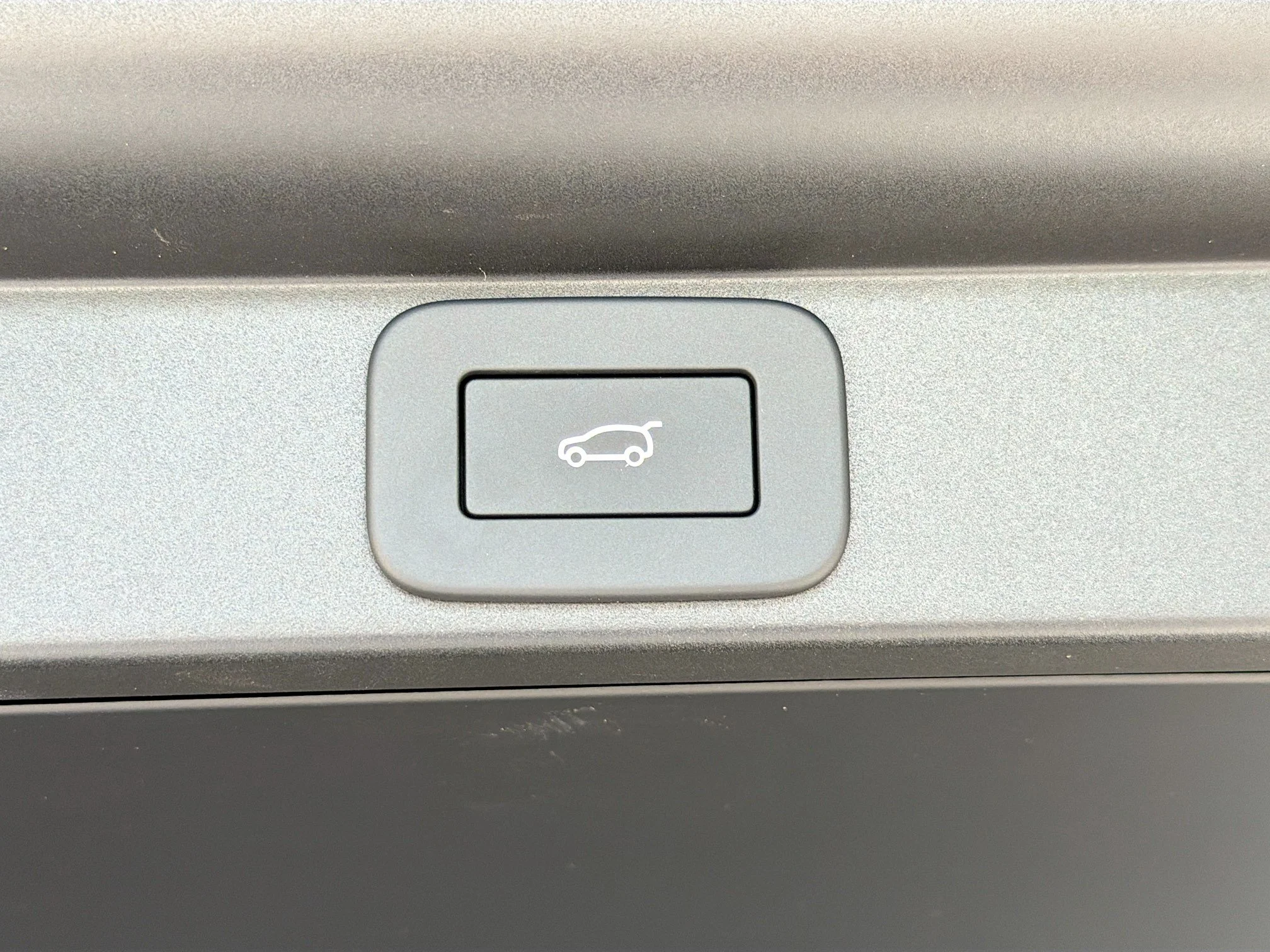 New 2026 Ostuni Pearl White Premium Metallic Land Rover SE image 13