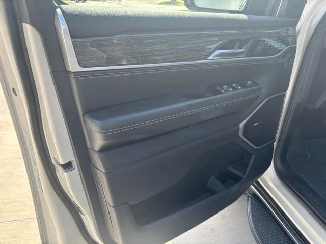 Used 2022 White Jeep Series II image 9