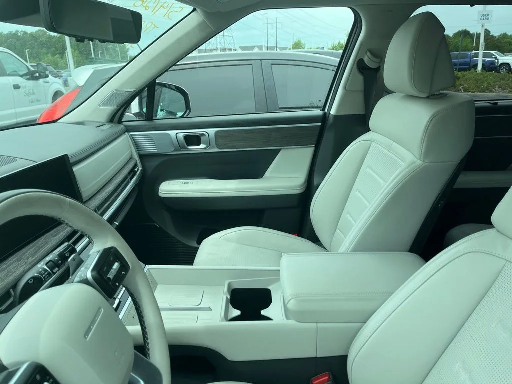 Used 2025 White Hyundai Calligraphy image 19