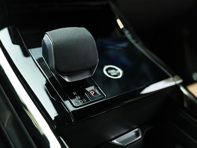 New 2026 Ostuni Pearl White LAND ROVER Dynamic SE image 49