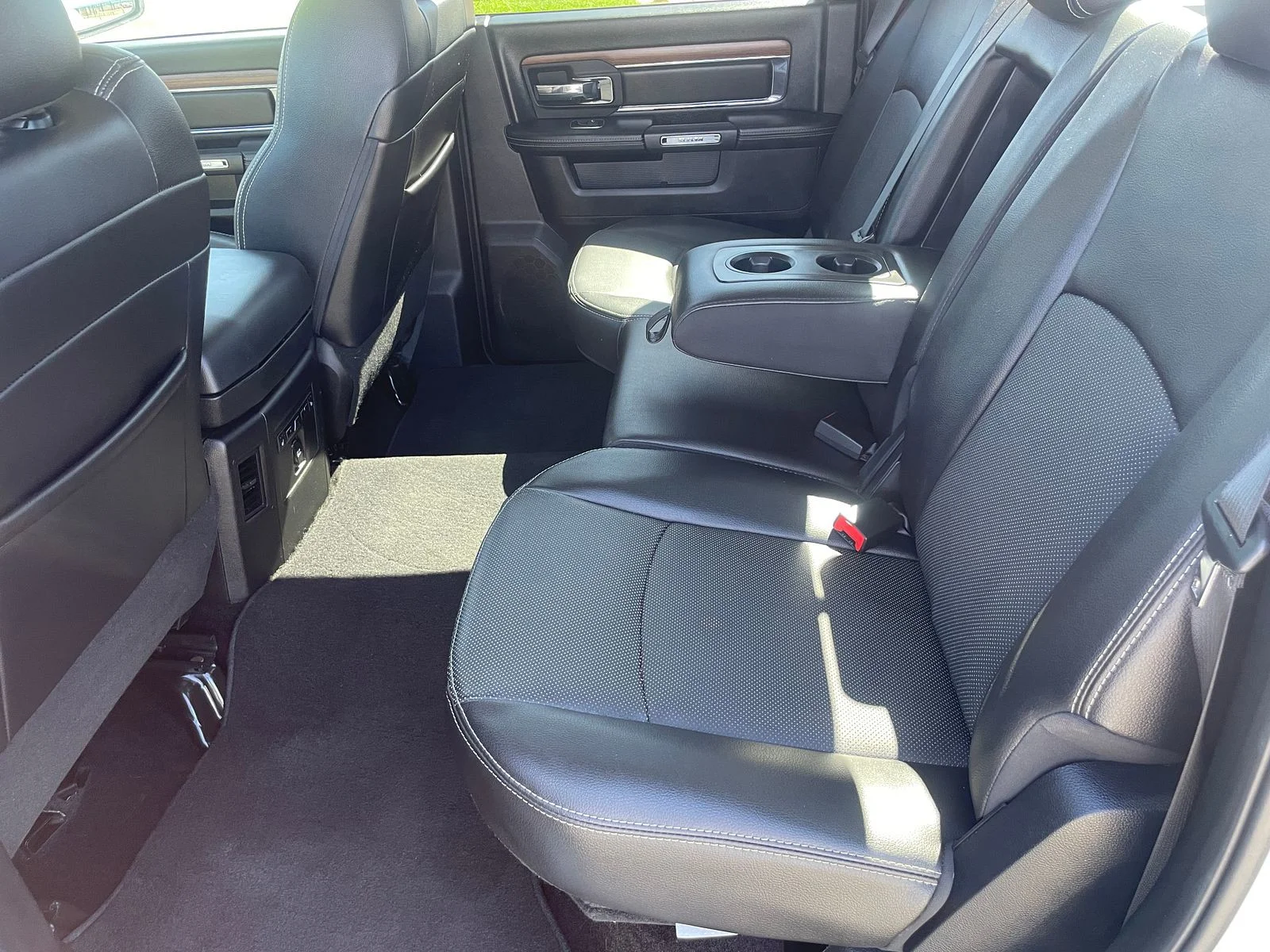 Used 2016 Pearl White Ram Laramie image 10