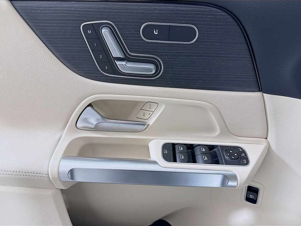 Used 2026 White Mercedes-Benz GLB 250 image 17