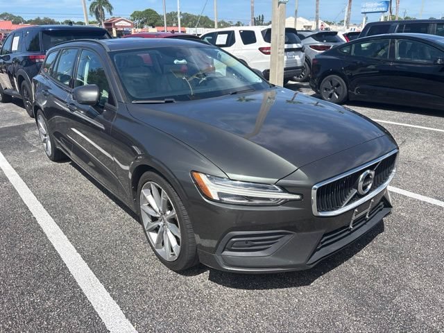 Used 2020 Pine Gray Metallic Volvo Momentum image 7