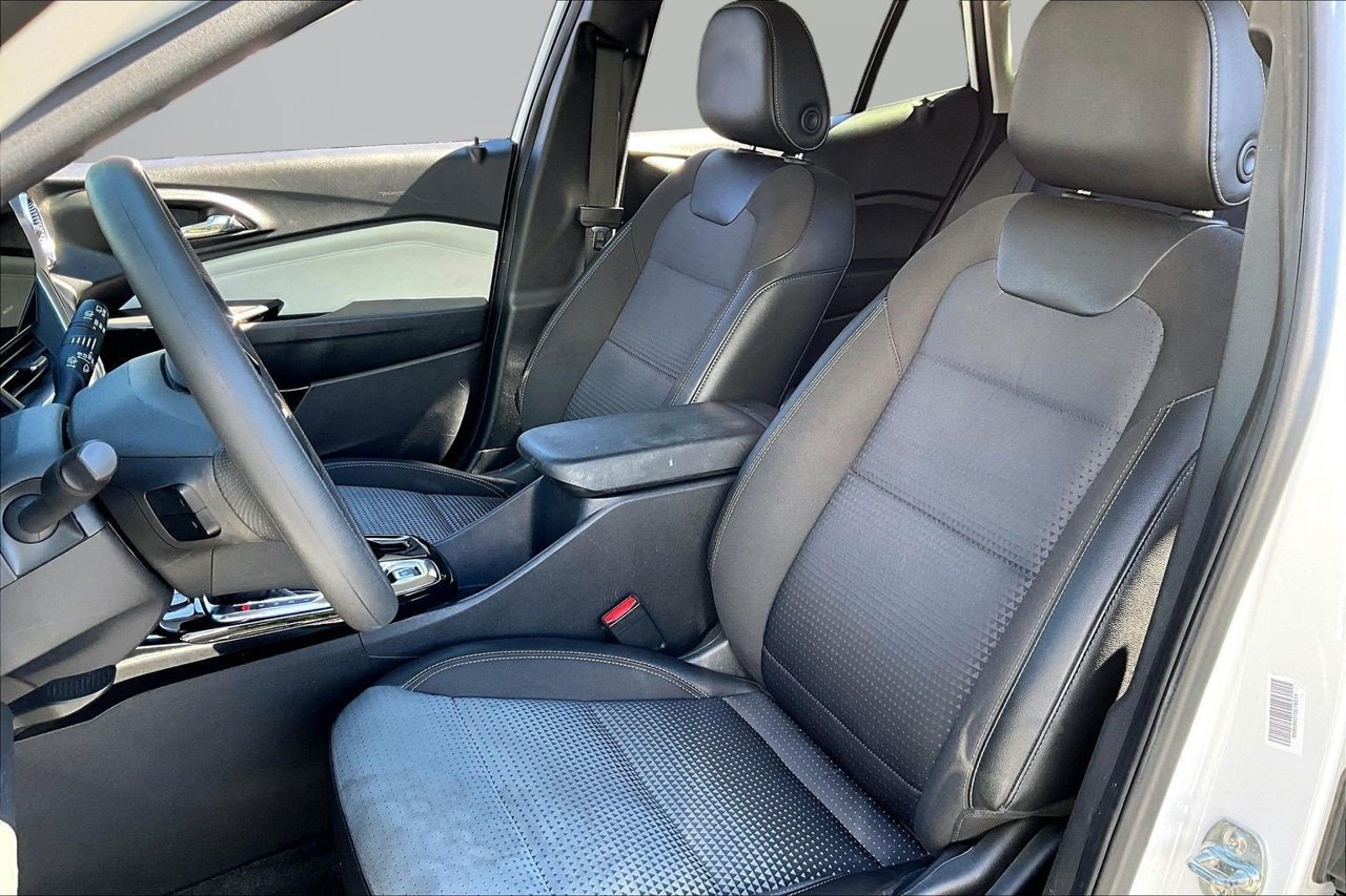 Used 2025 White Chevrolet LT image 19
