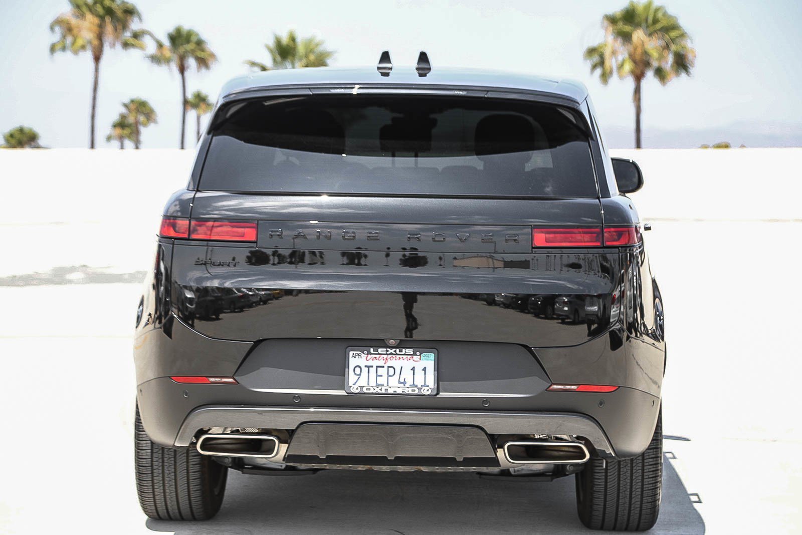 Used 2025 Santorini Black Metallic Land Rover SE image 5