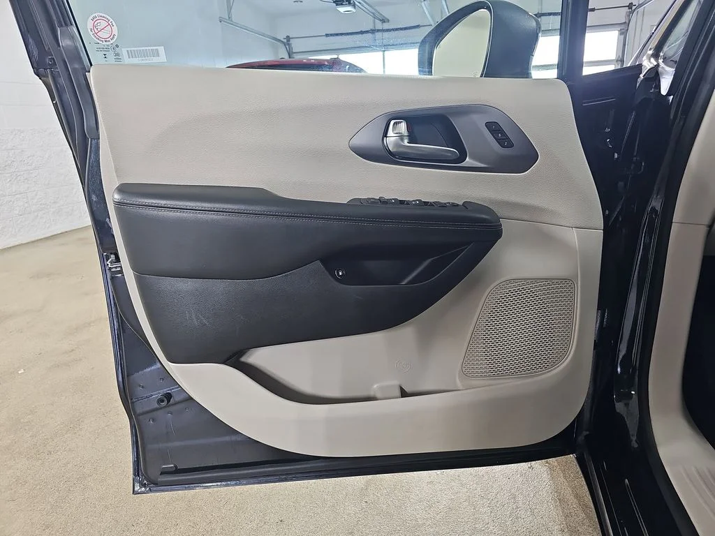 2023 Chrysler Pacifica Hybrid Touring L - Photo 33