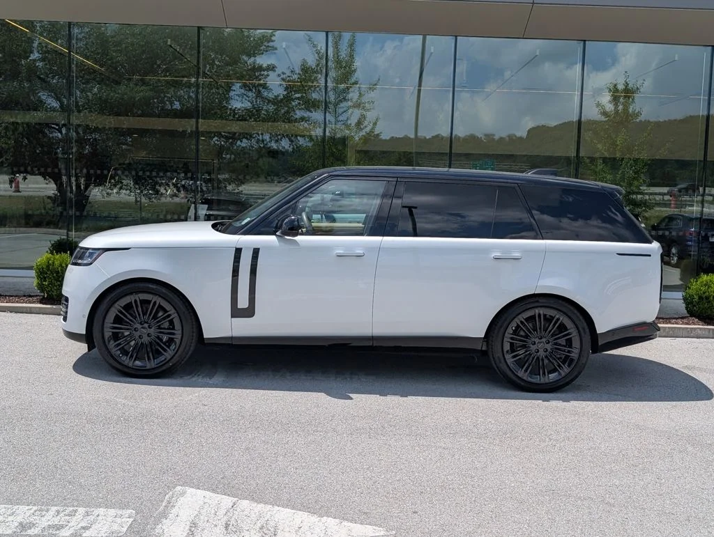 New 2026 Ostuni Pearl White Land Rover SE image 2