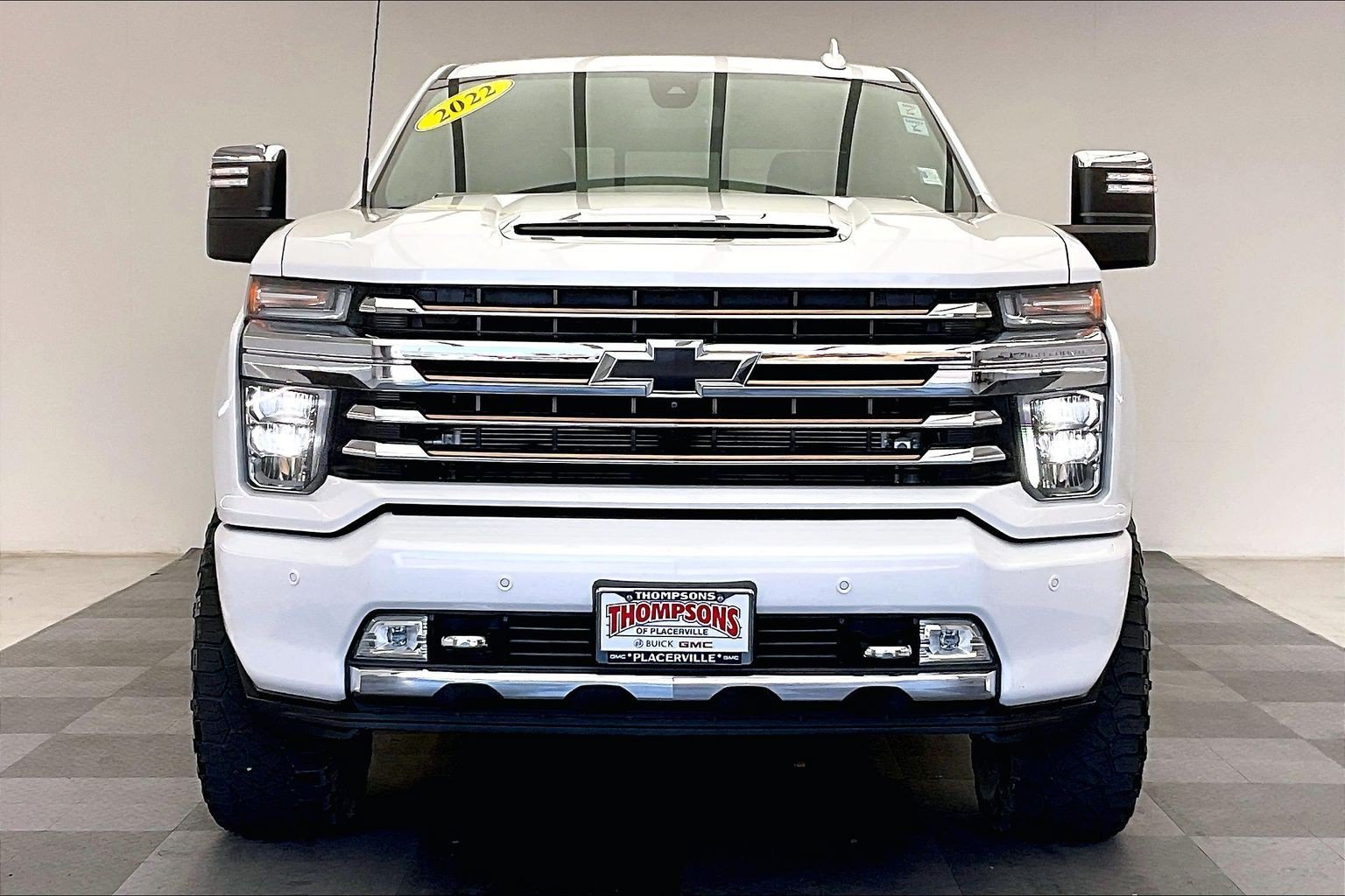 Used 2022 Iridescent Pearl Tricoat Chevrolet High Country image 2