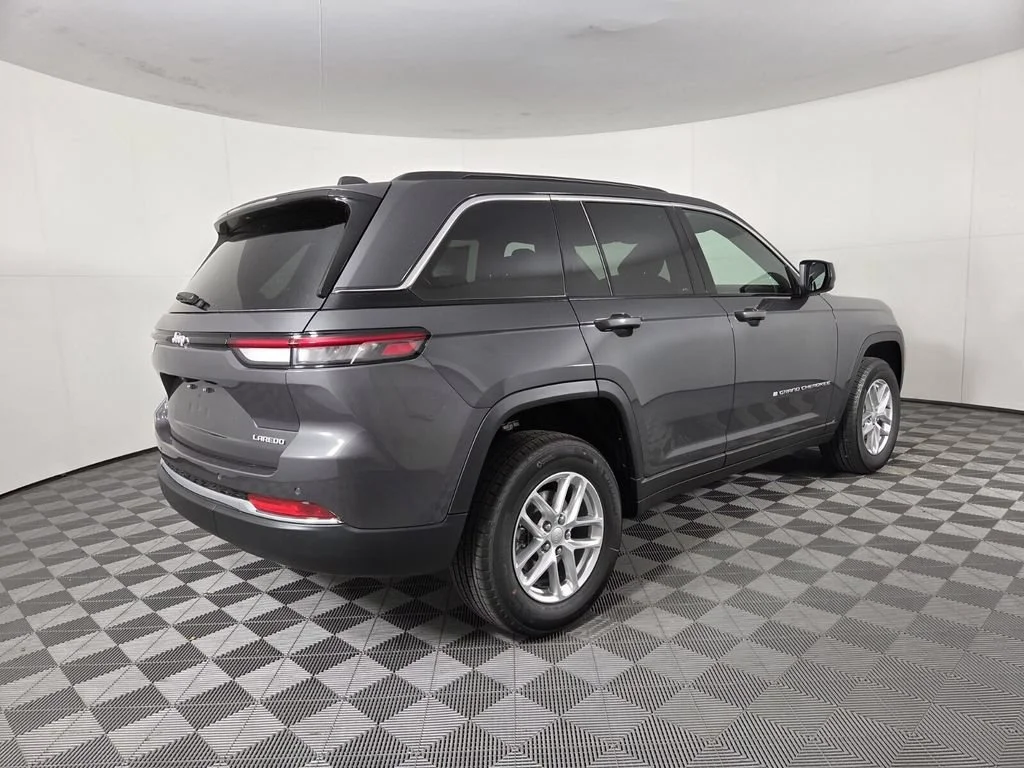 New 2026 Baltic Gray Metallic Clear-Coat Exterior Paint Jeep Laredo image 5