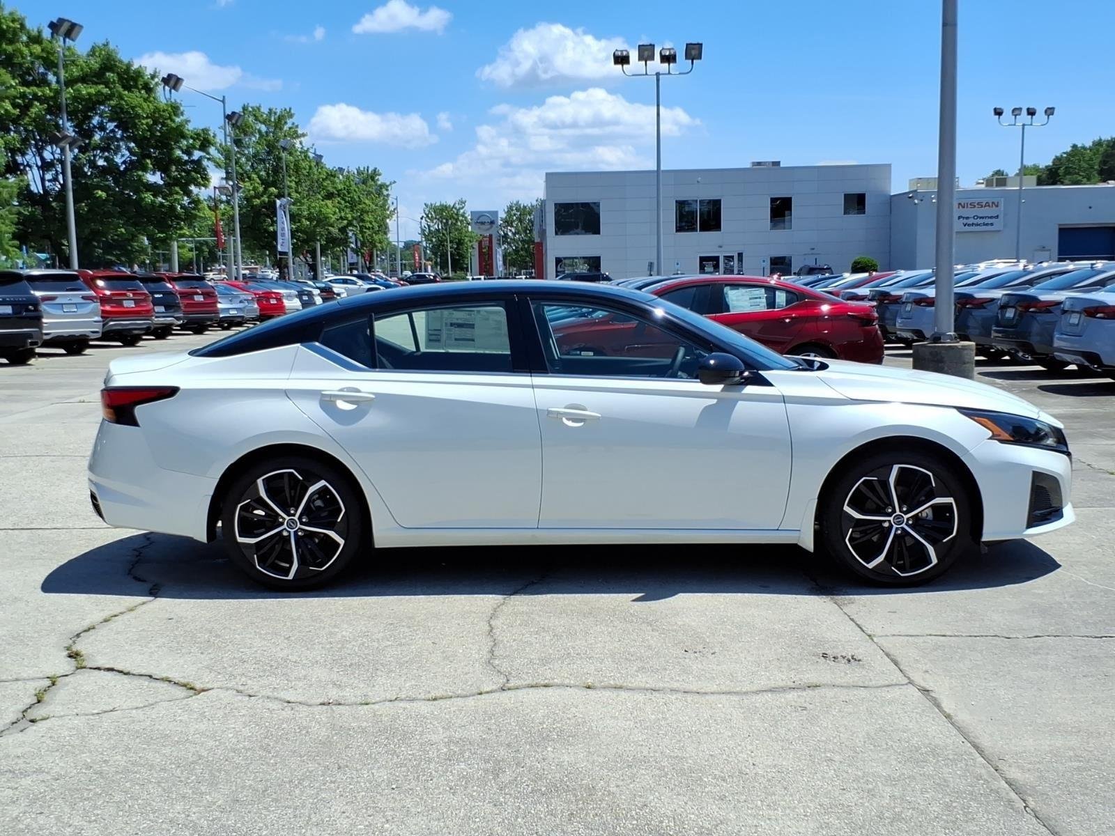 New 2026 Pearl White TriCoat / Super Black Two-tone Nissan SR image 6