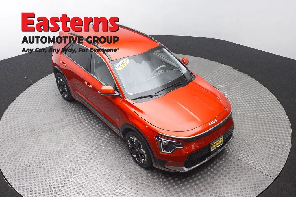Used 2023 Red Kia Wind image 3