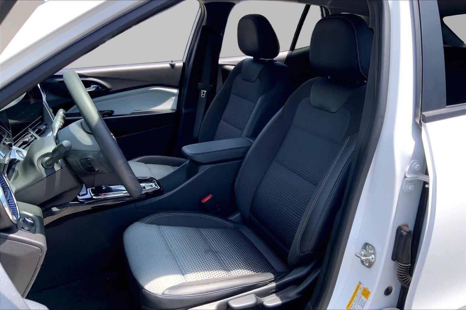 Used 2025 Summit White Chevrolet LT image 8