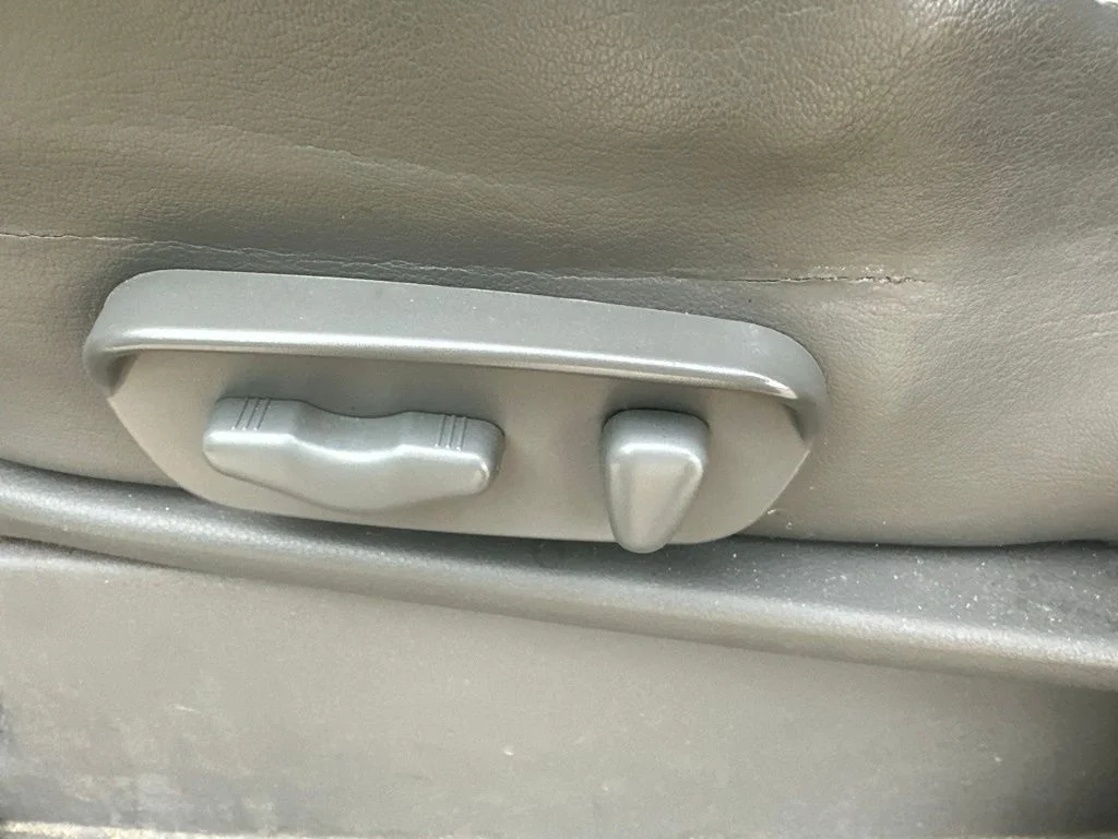 Used 2011 White Nissan SL image 5