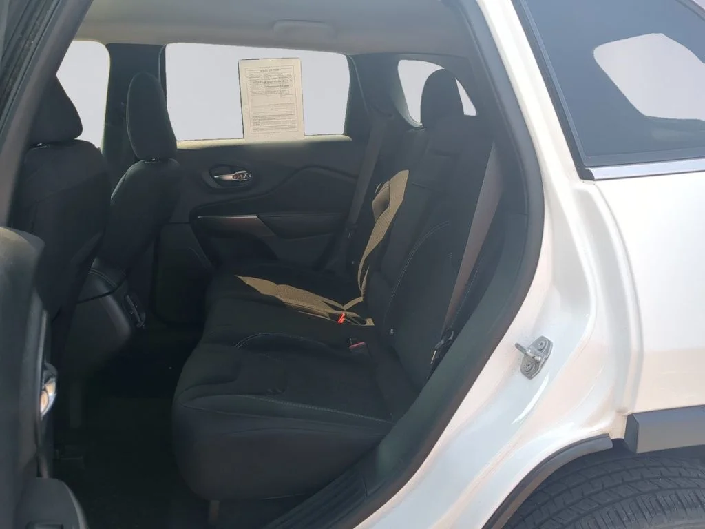 Used 2019 White Jeep Latitude image 18