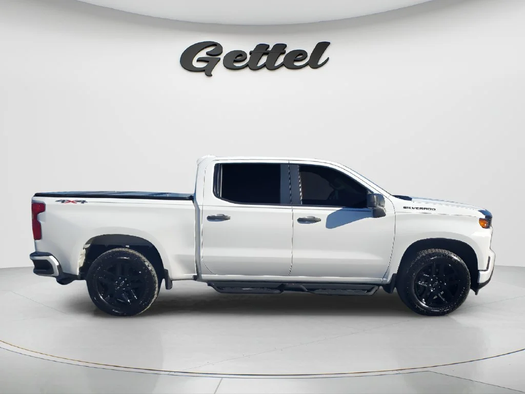 Used 2022 SUMMIT WHITE Chevrolet Custom image 4