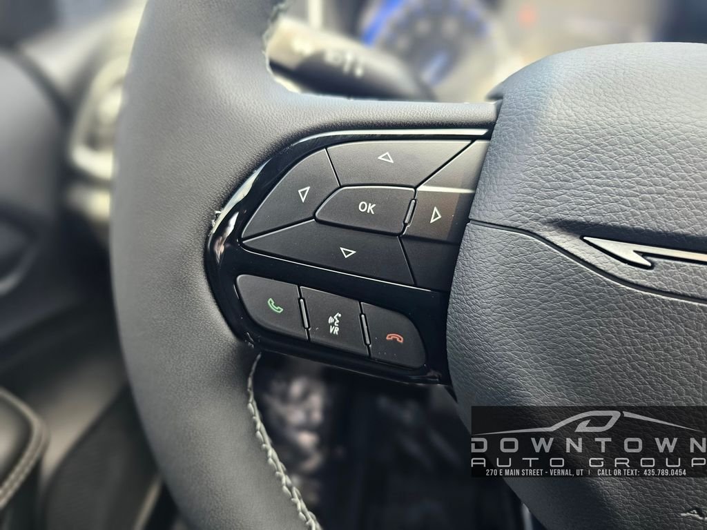 New 2027 Olive Green Pearl-Coat Exterior Paint Chrysler Limited image 17