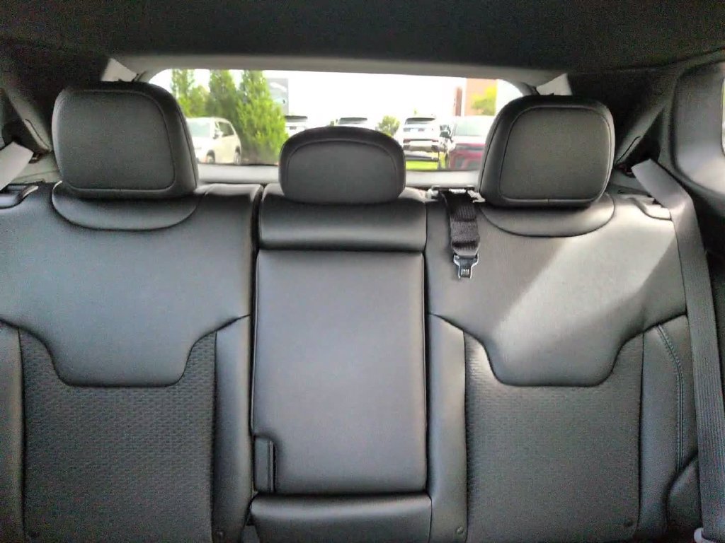 New 2026 Fathom Blue Pearl-Coat Exterior Paint Jeep Latitude image 28