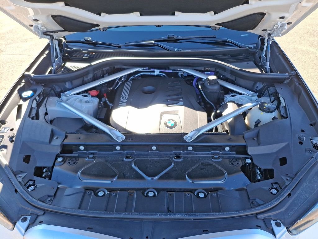 Used 2024 White BMW xDrive40i image 18