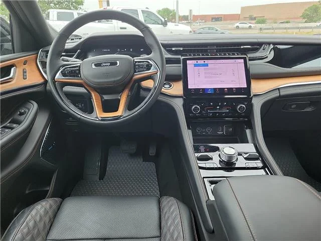 Used 2025 Gray Jeep Summit Reserve 4x4 image 10