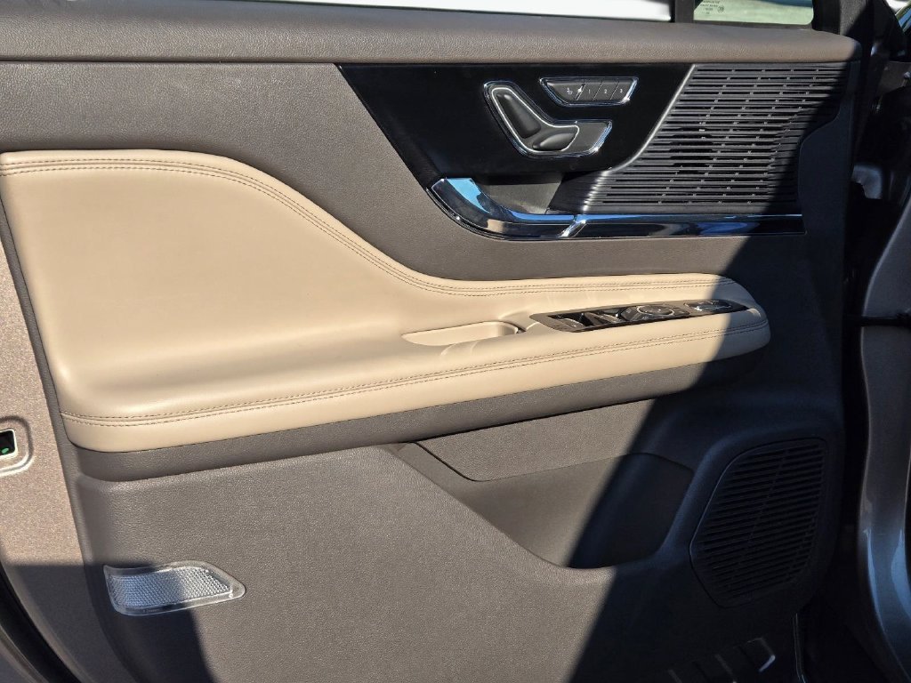 Used 2021 Brown Lincoln Standard image 12