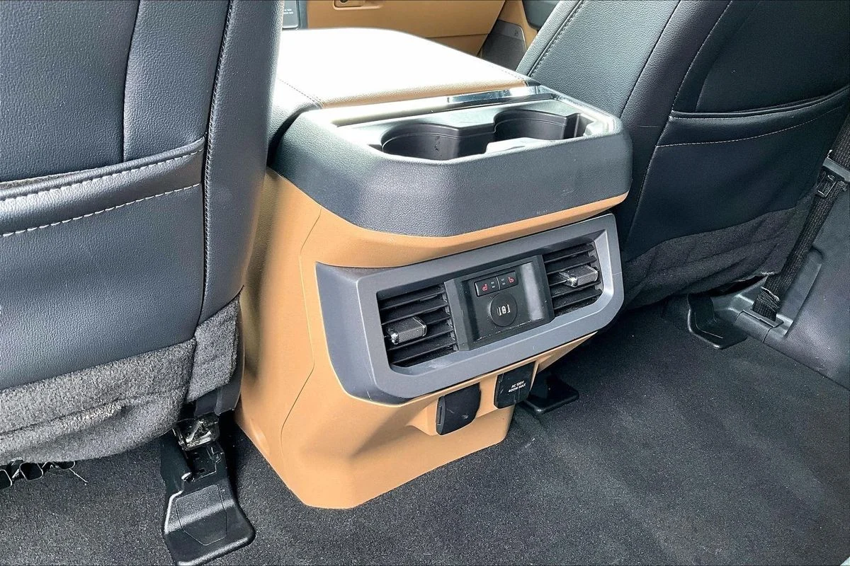 Used 2024  Ford LARIAT image 11