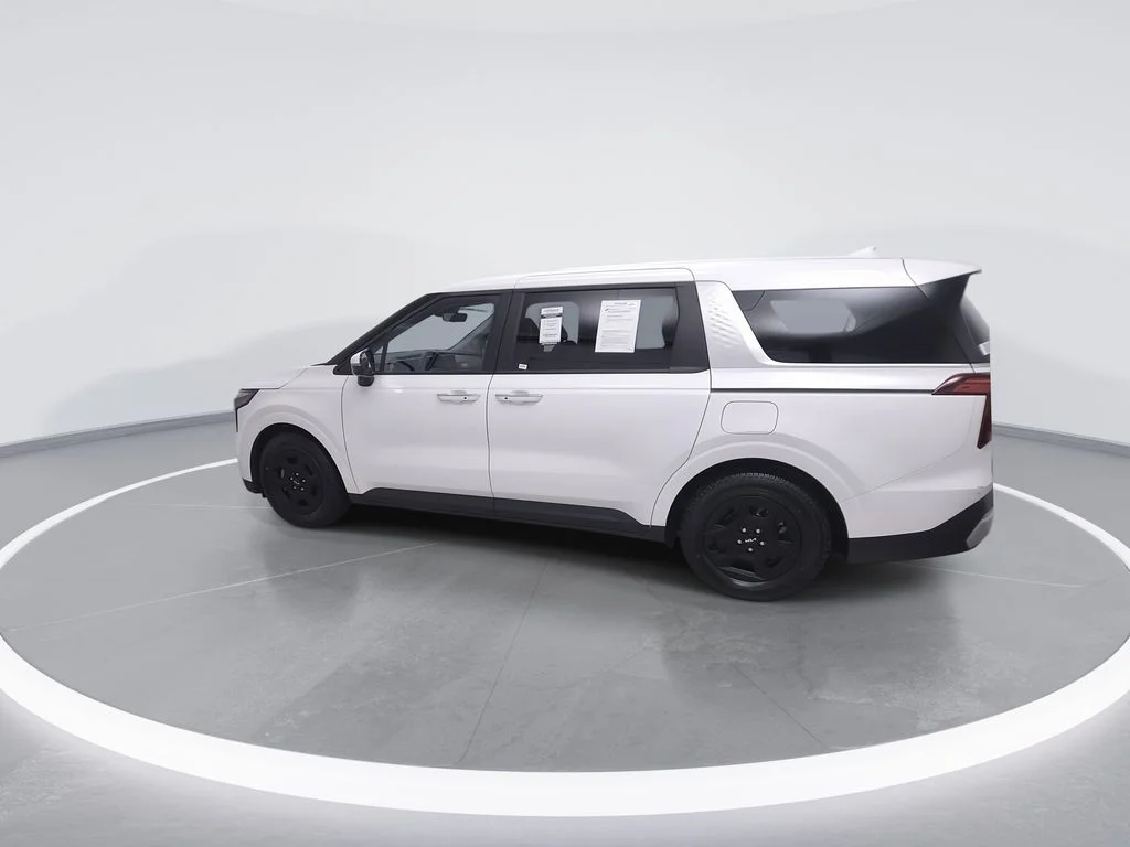 Used 2025 White Kia LXS image 5