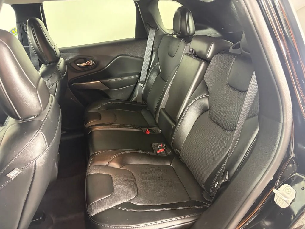 Used 2022 Black Jeep Latitude Lux image 16