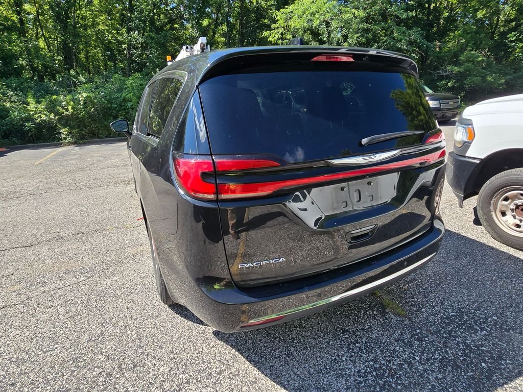 Used 2023 Black Chrysler Touring L image 5