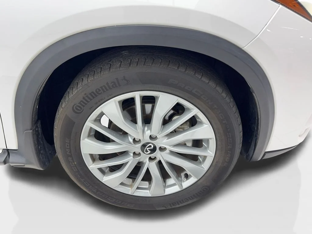 Used 2023 White INFINITI LUXE image 13