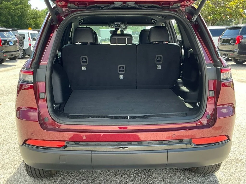 Used 2024 Red Jeep Altitude image 19