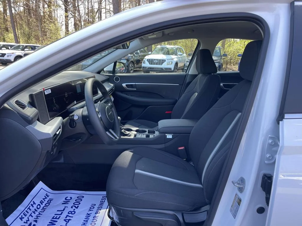 New 2026 White Hyundai SE image 15